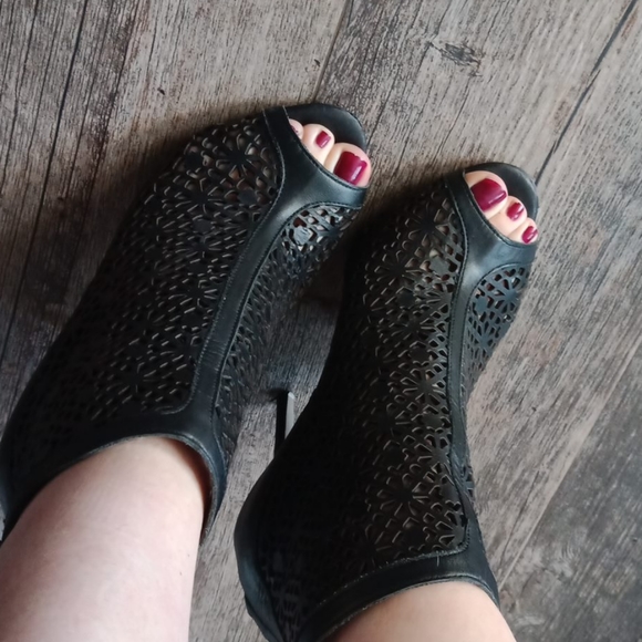 Badgley Mischka ankle heels - Picture 2 of 8